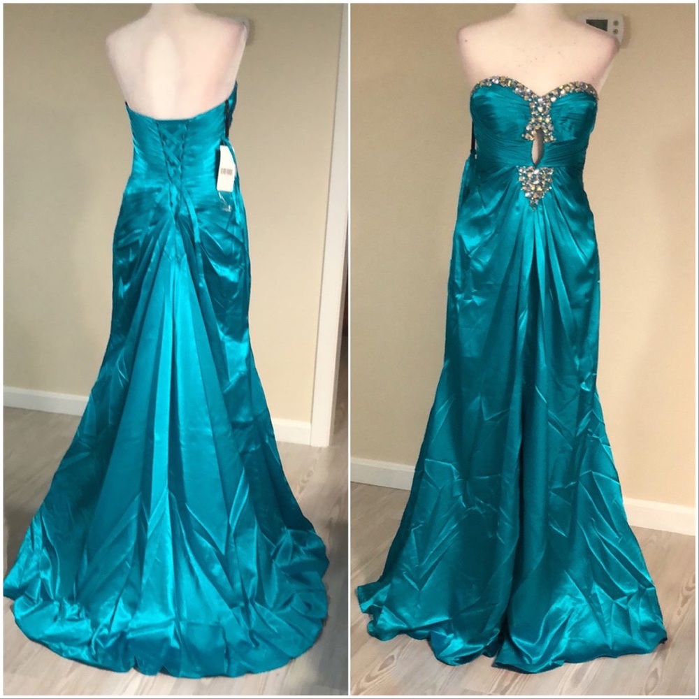 Satin gathered bodice with train - Picture 2 of 15